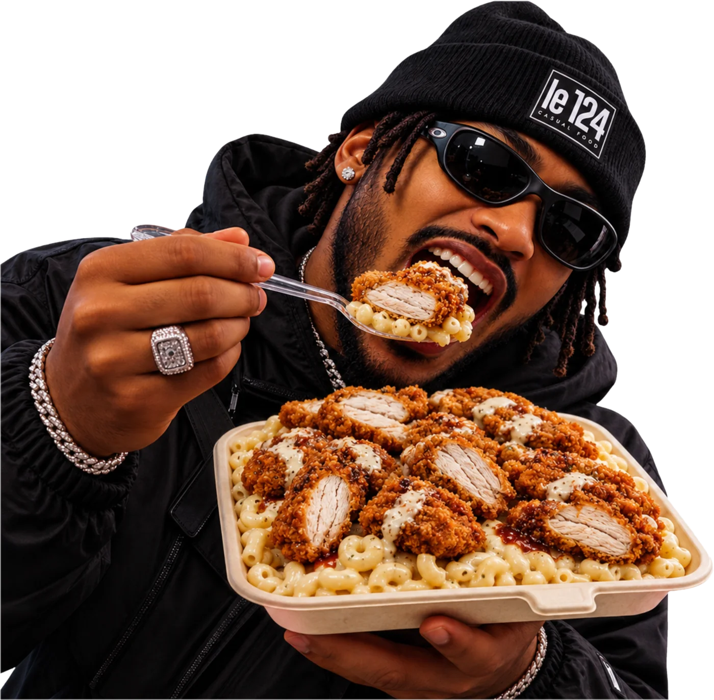 Un client du 124 croque dans une barquette de tenders sur mac & cheese